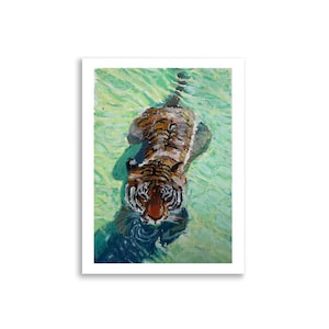 Lámina artística de tigre nadando – Arte mural de vida salvaje en pastel al óleo – Póster de decoración de la selva