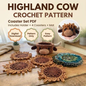 Puede incluir: Un patrón de ganchillo para un juego de posavasos de vaca Highland, que incluye un PDF para un soporte con forma de vaca, cuatro posavasos con forma de girasol y una alfombrilla. El texto dice HIGHLAND COW CROCHET PATTERN, Coaster Set PDF.