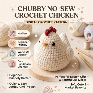 Op de afbeelding: Een gehaakte amigurumi kip in crèmekleurig garen, met een rode kam en gele snavel, op een houten basis. De tekst luidt "CHUBBY NO-SEW CROCHET CHICKEN" en "DIGITAL CROCHET PATTERN". Een beginnersvriendelijk, snel project, ideaal als cadeau.