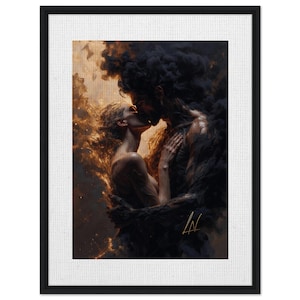 Könnte beinhalten: Ein gerahmter Kunstdruck, der zwei Figuren in einer intimen Umarmung zeigt, wobei eine aus wirbelndem dunklen Rauch und die andere aus goldenem Licht besteht. Das Kunstwerk hat eine Signatur in der unteren rechten Ecke und ein strukturiertes weißes Passepartout.