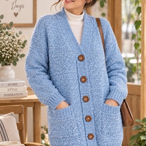 Peut inclure: Un cardigan en tricot texturé bleu clair doté d'un col en V, de manches longues et d'une fermeture boutonnée à l'avant avec six gros boutons marron. Le vêtement comprend deux poches plaquées à l'avant, des poignets et un ourlet côtelés.
