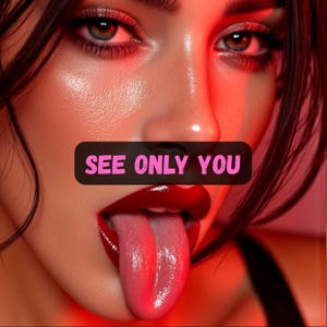 Puede incluir: Un retrato en primer plano de un rostro con cabello oscuro, iluminación roja brillante y labios rojos lustrosos con la lengua extendida. Una superposición gráfica rectangular negra se sitúa en el centro con el texto rosa SEE ONLY YOU.