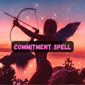 Pode incluir: Uma silhueta com asas segurando um arco e flecha contra um céu ao pôr do sol com efeitos brilhantes. Uma faixa retangular escura no centro exibe o texto rosa COMMITMENT SPELL em uma fonte sem serifa em negrito.