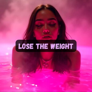 Puede incluir: Una persona con cabello largo y oscuro y un collar de plata sumergida en agua rosa vibrante. Una pancarta rectangular negra se superpone en el centro de la imagen, con el texto blanco "LOSE THE WEIGHT" en una fuente negrita.