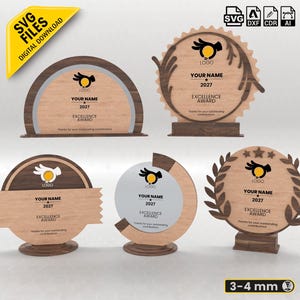 Op de afbeelding: Vijf houten onderscheidingsplaquettes met diverse cirkelvormige en halfronde ontwerpen. Elke plaquette bevat een centraal logo, de tekst "YOUR NAME", "2027" en "EXCELLENCE AWARD". De ontwerpen bevatten decoratieve bladranden.