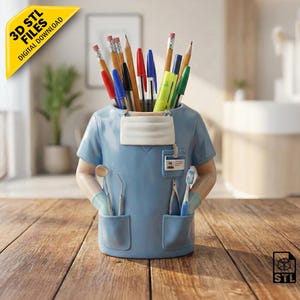 Peut inclure: Un porte-crayons en forme de haut de blouse médicale bleu clair avec un masque blanc, deux poches contenant des outils dentaires et une brosse à dents, et un badge d'identification. L'ouverture supérieure contient des stylos. Texte 3D STL FILES.