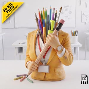 Pode incluir: Um busto de uma pessoa vestindo um blazer amarelo e camisa branca com um cordão vermelho e um crachá em branco. A cabeça é substituída por uma coleção de lápis, canetas e pincéis coloridos. Um lápis grande é segurado nas mãos. 3D STL FILES DIGITAL DOWNLOAD.