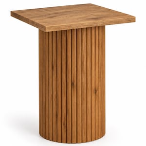 Può includere: Un tavolino quadrato in legno caratterizzato da un piano piatto e una base cilindrica composta da listelli di legno verticali e arrotondati. L'intero pezzo presenta una finitura naturale con venature del legno color marrone chiaro.
