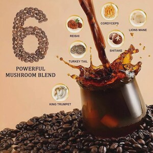 K&ouml;nnte beinhalten: Eine Kaffeemischung mit einer kraftvollen Pilzmischung. Die Zahl 6 wird aus Kaffeebohnen gebildet. Der Text lautet "Powerful Mushroom Blend". Das Bild zeigt Kaffee, der in ein Glas gegossen wird, mit Pilzen wie Reishi, Cordyceps und Lion's Mane.