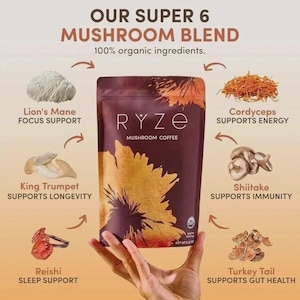 K&ouml;nnte beinhalten: Eine Produktverpackung f&uuml;r RYZE Mushroom Coffee, eine Mischung aus sechs Bio-Pilzen. Das Bild zeigt die Verpackung in einer Hand, mit Illustrationen von L&ouml;wenm&auml;hne, Cordyceps, King Trumpet, Shiitake, Reishi und Turkey Tail, mit Text, der ihre Vorteile angibt.