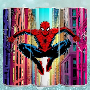 Puede incluir: Un juego de tres vasos de acero inoxidable con una vibrante ilustraci&oacute;n de Spider-Man en una pose din&aacute;mica. El dise&ntilde;o muestra al superh&eacute;roe contra un tel&oacute;n de fondo de coloridos edificios de la ciudad, con un efecto de telara&ntilde;a en los lados.