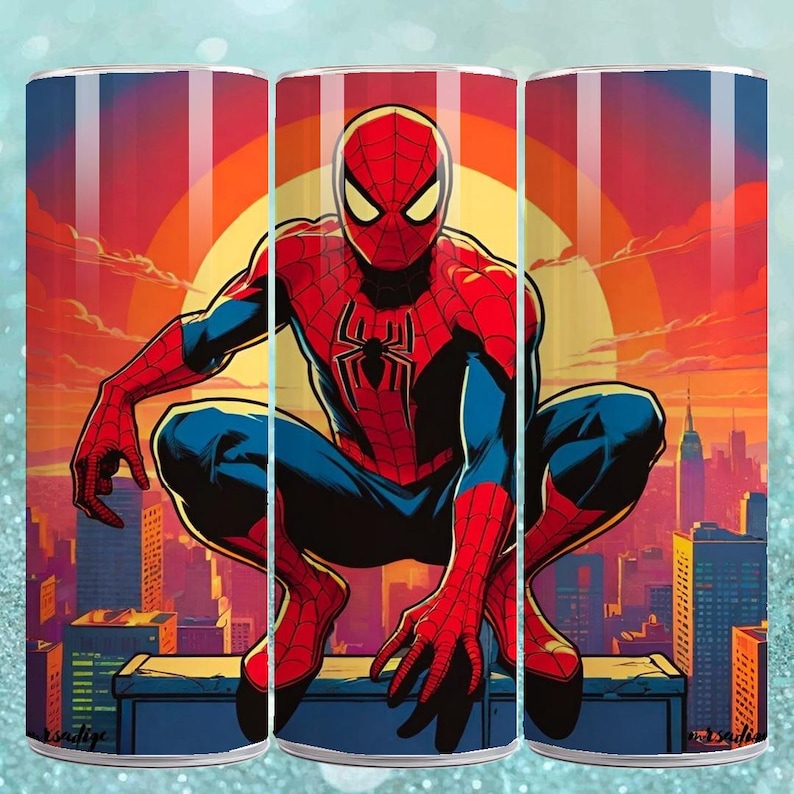 Puede incluir: Un vaso con una ilustraci&oacute;n din&aacute;mica de Spider-Man, agachado frente a un paisaje urbano. El dise&ntilde;o presenta al superh&eacute;roe con su traje rojo y azul, sobre un cielo color atardecer, al estilo c&oacute;mic.