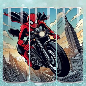 Puede incluir: Un vaso con un superh&eacute;roe con un traje rojo y negro montando una motocicleta negra. El fondo muestra rascacielos y un cielo azul. El superh&eacute;roe lleva una capa negra.