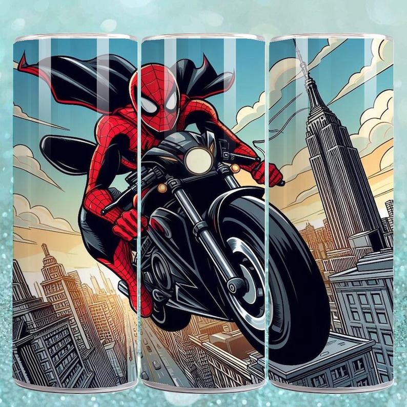 Puede incluir: Un vaso con un superh&eacute;roe con un traje rojo y negro montando una motocicleta negra. El fondo muestra rascacielos y un cielo azul. El superh&eacute;roe lleva una capa negra.