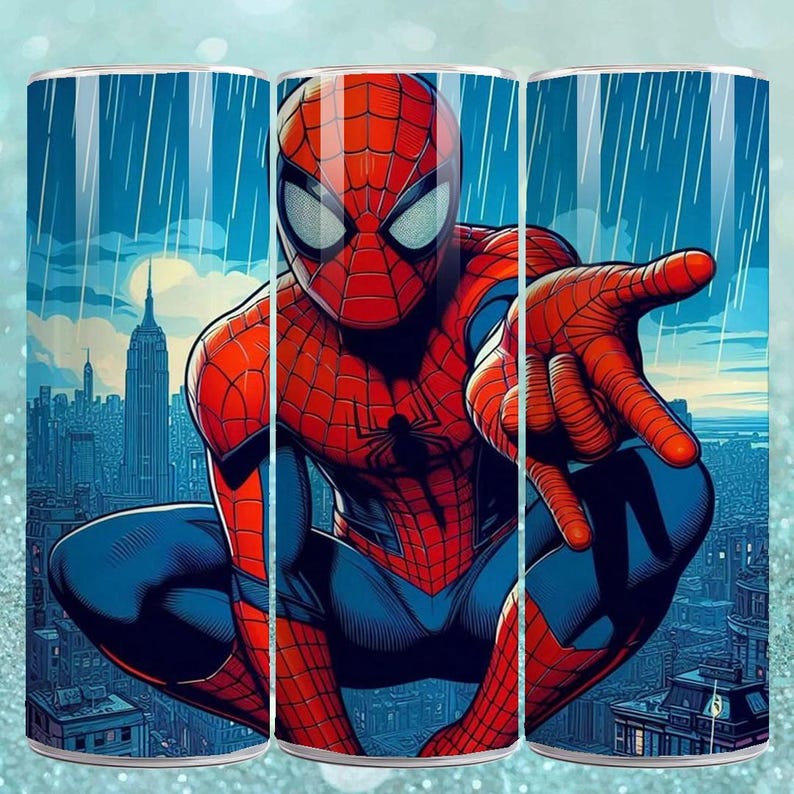 Puede incluir: Un juego de tres vasos de acero inoxidable con una ilustraci&oacute;n de Spider-Man. El dise&ntilde;o muestra a Spider-Man con su ic&oacute;nico traje rojo y azul, sobre un fondo de paisaje urbano con lluvia. Los vasos son cil&iacute;ndricos.