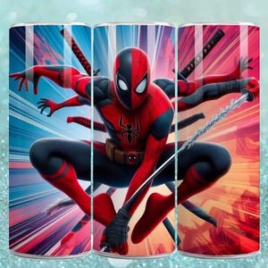 Puede incluir: Un vaso con un dise&ntilde;o de superh&eacute;roe. El dise&ntilde;o muestra un personaje con un traje rojo y negro, sosteniendo una espada y varias katanas. El fondo tiene rayas rojas, azules y naranjas.