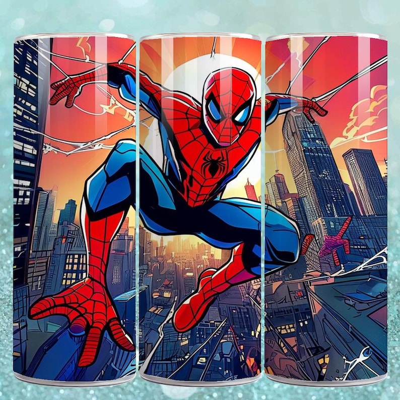 Puede incluir: Un vaso con una vibrante ilustraci&oacute;n de Spider-Man en una pose din&aacute;mica contra un paisaje urbano. El dise&ntilde;o muestra el ic&oacute;nico traje rojo y azul de Spider-Man, con telara&ntilde;as y un cielo de atardecer.