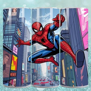 Puede incluir: Un vaso con una ilustraci&oacute;n de c&oacute;mic de Spider-Man. El dise&ntilde;o muestra al superh&eacute;roe con su traje rojo y azul, en una pose din&aacute;mica contra un paisaje urbano. El fondo incluye rascacielos y escenas callejeras.
