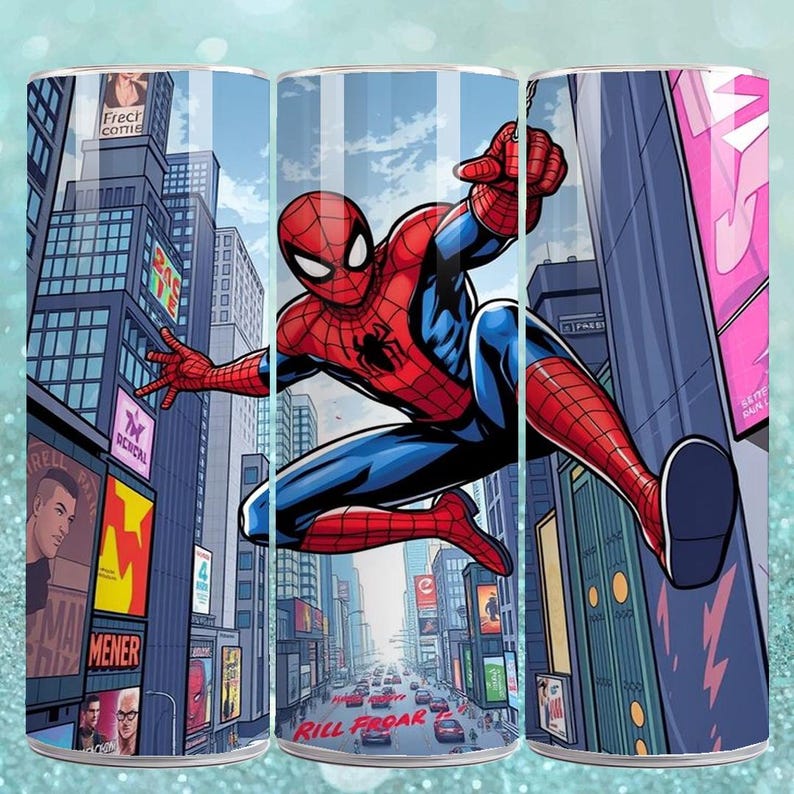 Puede incluir: Un vaso con una ilustraci&oacute;n de c&oacute;mic de Spider-Man. El dise&ntilde;o muestra al superh&eacute;roe con su traje rojo y azul, en una pose din&aacute;mica contra un paisaje urbano. El fondo incluye rascacielos y escenas callejeras.