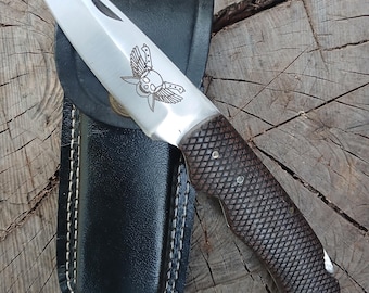 Coltelli pieghevoli in acciaio inossidabile realizzati a mano su misura con marcatura laser e fodero in pelle nera.