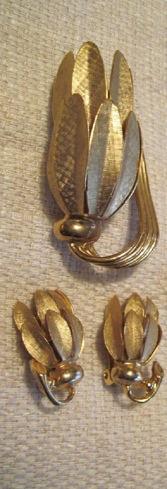Vintage Lisner Brooch and Earrings Gold Demi Parur