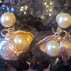 Vintage Pearl and Gold Clamshell Screwback Earrings - VERY RARE STYLE