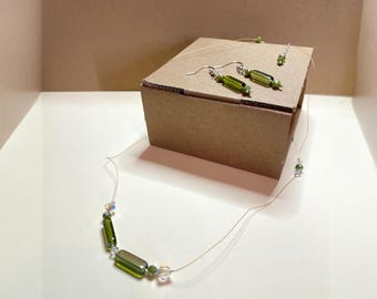 Parure Gioielli Verde Oliva con Collana Sottile e Orecchini Pendenti, Set Regalo Donna in Vetro, Gioielli Artigianali Eleganti e Luminosi