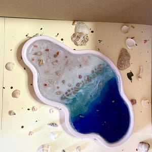 Dekorativ "Sea Effect"-kaffe- eller ficktömningsbricka i jesmonit och epoxiharts