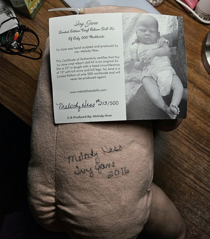 Puede incluir: Un kit de mu&ntilde;eca reborn, "Ivy Jane", con certificado de autenticidad. El certificado indica que la mu&ntilde;eca mide 55,88 cm de largo con una circunferencia de cabeza de 38,1 cm. El kit es una edici&oacute;n limitada de 500, esculpida a mano por Melody Hess.