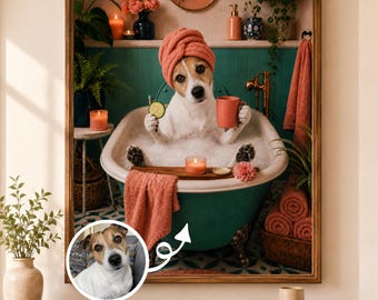 Puede incluir: Un cuadro enmarcado que muestra a un Jack Russell Terrier en una bañera con patas de color verde azulado llena de burbujas. El perro lleva una toalla coral en la cabeza, sostiene una rodaja de pepino y una taza coral, con velas cerca.