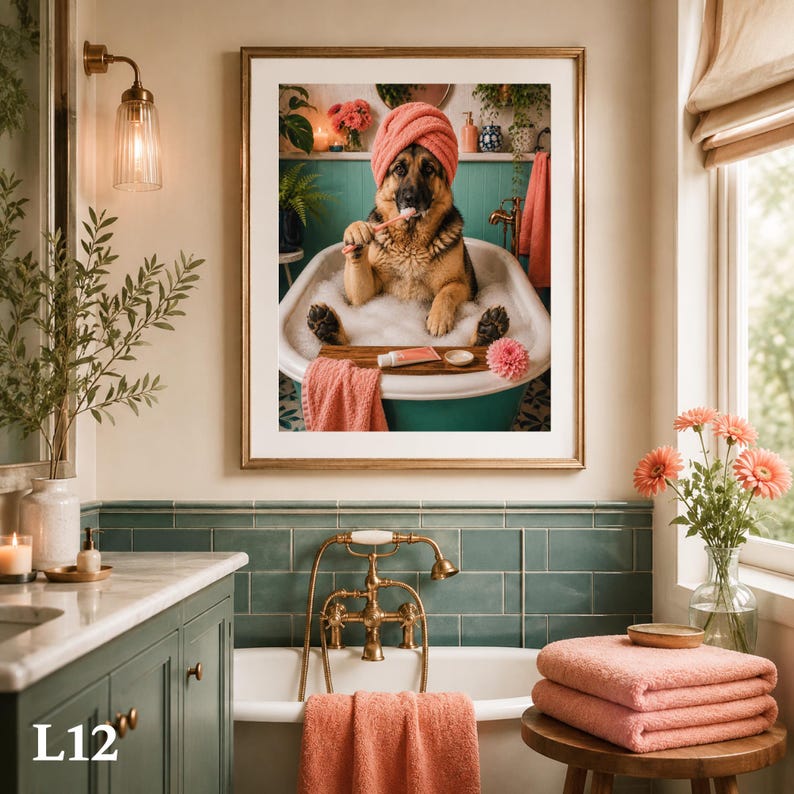Puede incluir: Una l&aacute;mina de arte enmarcada que muestra a un perro pastor alem&aacute;n sentado en una ba&ntilde;era con patas de color verde azulado llena de burbujas blancas. El perro lleva una toalla de color rosa coral en la cabeza y sostiene un cepillo de dientes.