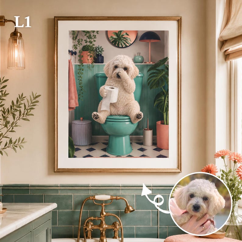 Puede incluir: Una impresi&oacute;n de arte mural enmarcada que muestra a un perro de color crema esponjoso sentado en un inodoro verde azulado en un ba&ntilde;o, sosteniendo un rollo de papel higi&eacute;nico blanco. Un recuadro circular muestra el rostro del perro. Etiquetado con L1.