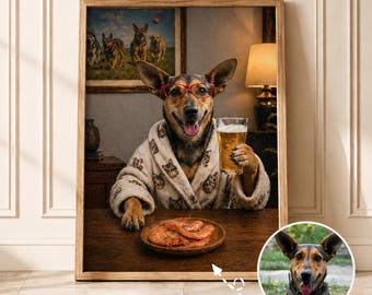 Puede incluir: Una impresión artística enmarcada que muestra a un perro con gafas rojas y una bata beige estampada, sosteniendo un vaso de cerveza en una mesa de madera con un plato de gambas. Un recuadro circular muestra al mismo perro en un entorno natural.