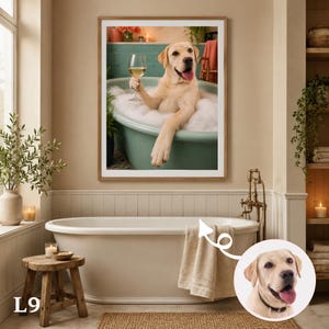 Puede incluir: Una impresi&oacute;n art&iacute;stica enmarcada que muestra a un Labrador retriever amarillo sentado en una ba&ntilde;era de color verde azulado llena de burbujas blancas, sosteniendo una copa de vino en una pata. Un recuadro circular muestra un retrato del mismo perro con collar negro.