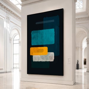 Könnte beinhalten: Großformatige, gerahmte abstrakte Kunst mit schwarzem Hintergrund. Das Kunstwerk zeigt rechteckige Formen in Türkis, Gelb und Weiß. Das Gemälde wird in einer weißen Galerie präsentiert.