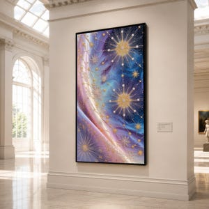 Könnte beinhalten: Abstrakter Kunstdruck in einem schwarzen Rahmen. Das Kunstwerk zeigt ein himmlisches Design mit goldenen Sternen, Schneeflocken und einem Farbverlauf aus lila, blau und rosa Farbtönen. Das Stück wird in einer Galerie ausgestellt.