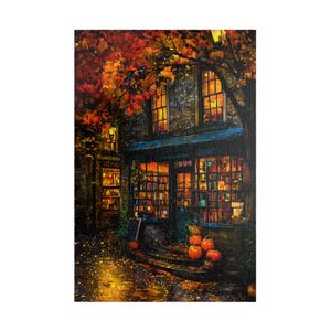 Könnte beinhalten: Eine lebendige Herbstszene zeigt eine gemütliche Buchhandlung mit warmer Innenbeleuchtung. Das Steingebäude hat große Fenster mit Bücherregalen. Rotes und oranges Herbstlaub umrahmt das Gebäude, und Kürbisse stehen auf den Stufen. Die Szene wird von Straßenlaternen beleuchtet.