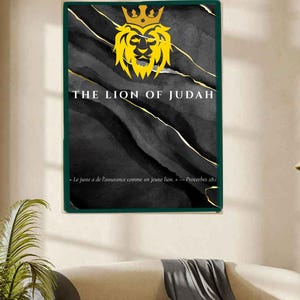 Peut inclure: Une affiche murale rectangulaire présentant un fond noir et gris effet marbre avec des accents dorés. Une icône de tête de lion jaune avec une couronne surmonte le texte THE LION OF JUDAH. En dessous, le texte Le juste a de l'assurance comme un jeune lion. — Proverbes 28:1.