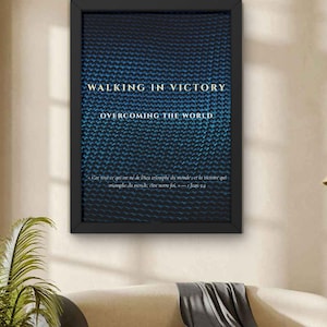 Peut inclure: Une affiche encadrée en noir de forme rectangulaire avec un fond bleu foncé texturé, portant le texte blanc WALKING IN VICTORY et OVERCOMING THE WORLD, suivi d'un bloc de texte plus petit en police serif centré sur l'impression.