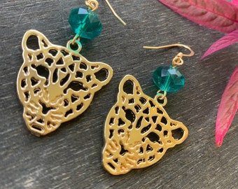 Pendientes colgantes de oro con forma de jaguar y cuenta decorativa