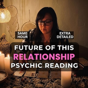 Peut inclure: Une image d'une séance de voyance avec une personne portant des lunettes, entourée de bougies, de cartes de tarot et du texte "FUTURE OF THIS RELATIONSHIP PSYCHIC READING". Le texte comprend également "SAME HOUR" et "EXTRA DETAILED".