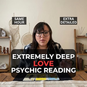 Puede incluir: Una mujer con gafas está centrada frente a una mesa con cartas del tarot. El texto de la imagen dice "EXTREMELY DEEP LOVE PSYCHIC READING". El texto adicional dice "SAME HOUR" y "EXTRA DETAILED".