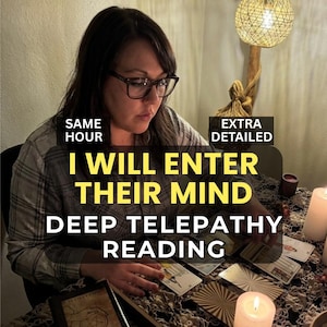 Könnte beinhalten: Das Bild zeigt eine Frau mit Brille, umgeben von Tarotkarten und brennenden Kerzen. Der Text-Overlay lautet "I WILL ENTER THEIR MIND DEEP TELEPATHY READING" mit den zusätzlichen Texten "SAME HOUR" und "EXTRA DETAILED".
