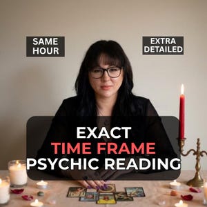 Peut inclure: Une femme portant des lunettes est assise à une table avec des cartes de tarot, des bougies et une bougie rouge allumée. Le texte sur l'image indique "EXACT TIME FRAME PSYCHIC READING", "SAME HOUR" et "EXTRA DETAILED".