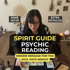 Peut inclure: Une femme portant des lunettes lit des cartes de tarot. L'image contient le texte "SPIRIT GUIDE PSYCHIC READING" et "HIDDEN MESSAGE FOR YOU SOUL PATH INSIGHT". L'arrière-plan comprend un attrape-rêves et d'autres objets spirituels.