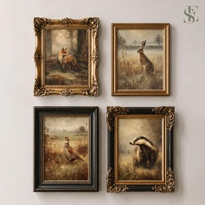 Op de afbeelding: Een set van vier rechthoekige wandkunstwerken in sierlijke lijsten. Links boven een vos in een bos, rechts boven een haas in een veld, links onder een fazant in een weiland en rechts onder een das in het hoge gras afgebeeld.
