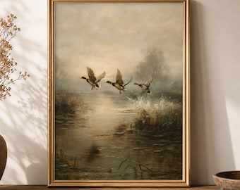 以下が含まれることがあります： 夕暮れ時の湿地帯の上空を飛ぶ3羽のマガモを描いた油絵の額入りアートプリント。茶色と緑の羽を持つカモが、穏やかな水面、背の高い葦、そして柔らかく霞んだ空の上を飛んでいる様子が描かれています。