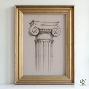 Puede incluir: Un dibujo arquitectónico enmarcado de un capitel de columna jónica con volutas prominentes y un fuste estriado. El boceto está realizado en tinta negra sobre un fondo beige claro, dentro de un marco decorativo de tono dorado metálico.