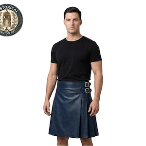 Op de afbeelding: Een man draagt een marineblauwe leren kilt met gespsluitingen. Hij draagt ook een zwart t-shirt. De kilt is geplooid en valt tot op de knieën. De afbeelding bevat een logo met de tekst "HISTORICAL FASHION ART".