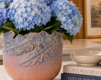 Jardinière sculpturale en céramique artisanale | Cache-pot artisanal à bord volanté | Grès bleu et rose pâle | Décoration d'intérieur bio moderne
